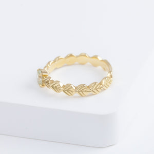 Leaf little ring with an one-of-a-kind diamond