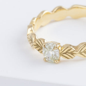 Leaf little ring with an one-of-a-kind diamond
