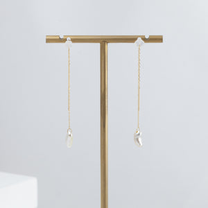 Kidney white pearl drop earrings