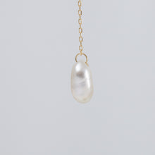 Load image into Gallery viewer, Kidney white pearl drop earrings
