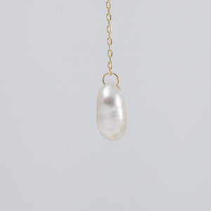 Kidney white pearl drop earrings