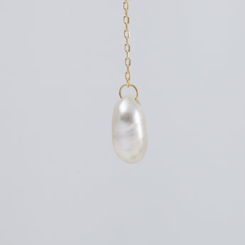 Kidney white pearl drop earrings