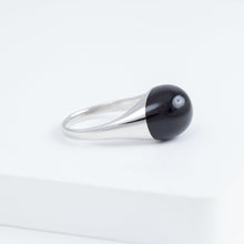 Load image into Gallery viewer, Mini rock round onyx ring - silver
