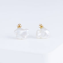 Load image into Gallery viewer, Ballon white pearl stud
