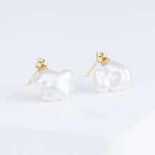 Load image into Gallery viewer, Ballon white pearl stud
