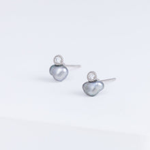 Load image into Gallery viewer, Baby black pearl single pearl diamond platinum studs
