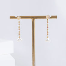 Load image into Gallery viewer, Dew ruby chain white pearl drop earrings
