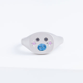 Big oval mouth face signet ring with sapphire cheeks