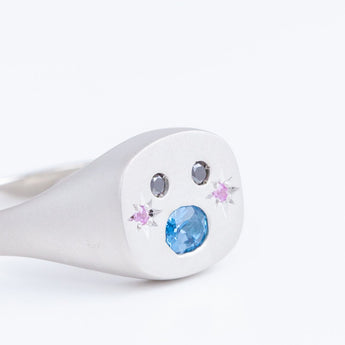 Big oval mouth face signet ring with sapphire cheeks