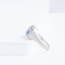Load image into Gallery viewer, Big oval mouth face signet ring with sapphire cheeks
