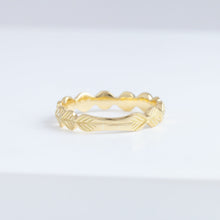 Load image into Gallery viewer, Leaf 4mm yellow gold ring (high-shine)
