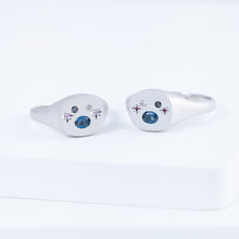Load image into Gallery viewer, Big oval mouth face signet ring with sapphire cheeks
