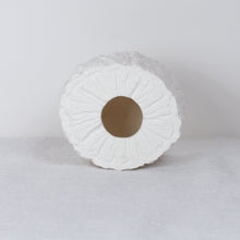 Load image into Gallery viewer, Yohaku - Procelain aroma stone Kikusumi
