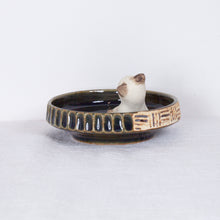 Load image into Gallery viewer, Yukurite - Ceramic small plate with siamese cat
