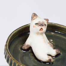 Load image into Gallery viewer, Yukurite - Ceramic small plate with siamese cat
