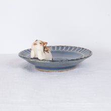 Load image into Gallery viewer, Yukurite - Ceramic small plate with calico cat
