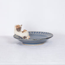 Load image into Gallery viewer, Yukurite - Ceramic small plate with calico cat
