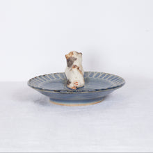 Load image into Gallery viewer, Yukurite - Ceramic small plate with calico cat
