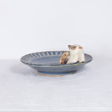 Load image into Gallery viewer, Yukurite - Ceramic small plate with calico cat
