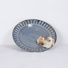 Load image into Gallery viewer, Yukurite - Ceramic small plate with calico cat
