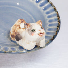 Load image into Gallery viewer, Yukurite - Ceramic small plate with calico cat

