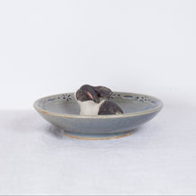 Load image into Gallery viewer, Yukurite - Ceramic small plate with bunny
