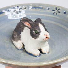 Load image into Gallery viewer, Yukurite - Ceramic small plate with bunny
