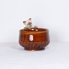 Load image into Gallery viewer, Yukurite - Ceramic sake cup with siamese cat
