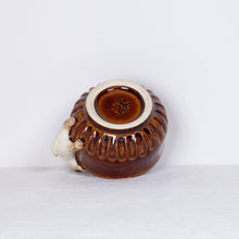 Load image into Gallery viewer, Yukurite - Ceramic sake cup with siamese cat
