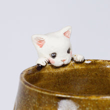 Load image into Gallery viewer, Yukurite - Ceramic sake cup with white cat
