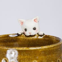 Load image into Gallery viewer, Yukurite - Ceramic sake cup with white cat
