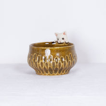 Load image into Gallery viewer, Yukurite - Ceramic sake cup with white cat

