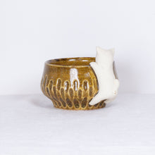 Load image into Gallery viewer, Yukurite - Ceramic sake cup with white cat
