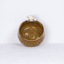 Load image into Gallery viewer, Yukurite - Ceramic sake cup with white cat
