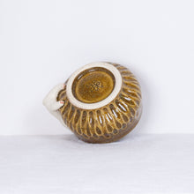 Load image into Gallery viewer, Yukurite - Ceramic sake cup with white cat
