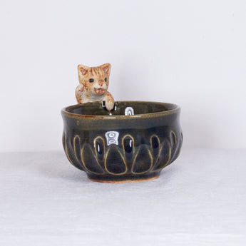 Yukurite - Ceramic sake cup with orange tabby cat