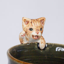 Load image into Gallery viewer, Yukurite - Ceramic sake cup with orange tabby cat
