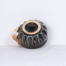 Load image into Gallery viewer, Yukurite - Ceramic sake cup with orange tabby cat
