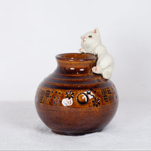 Load image into Gallery viewer, Yukurite - Ceramic brown small vase with white cat

