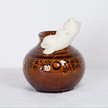 Load image into Gallery viewer, Yukurite - Ceramic brown small vase with white cat
