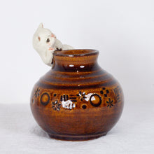 Load image into Gallery viewer, Yukurite - Ceramic brown small vase with white cat
