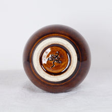 Load image into Gallery viewer, Yukurite - Ceramic brown small vase with white cat
