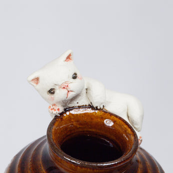 Yukurite - Ceramic brown small vase with white cat