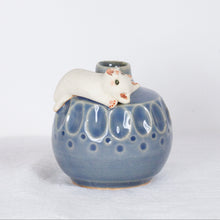 Load image into Gallery viewer, Yukurite - Ceramic blue small vase with white cat
