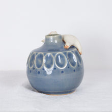 Load image into Gallery viewer, Yukurite - Ceramic blue small vase with white cat
