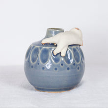 Load image into Gallery viewer, Yukurite - Ceramic blue small vase with white cat
