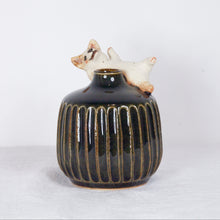 Load image into Gallery viewer, Yukurite - Ceramic small vase with corgi
