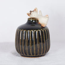 Load image into Gallery viewer, Yukurite - Ceramic small vase with corgi
