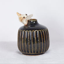 Load image into Gallery viewer, Yukurite - Ceramic small vase with corgi
