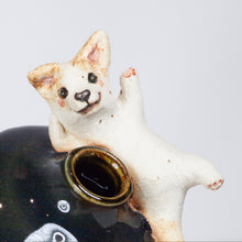 Load image into Gallery viewer, Yukurite - Ceramic small vase with corgi
